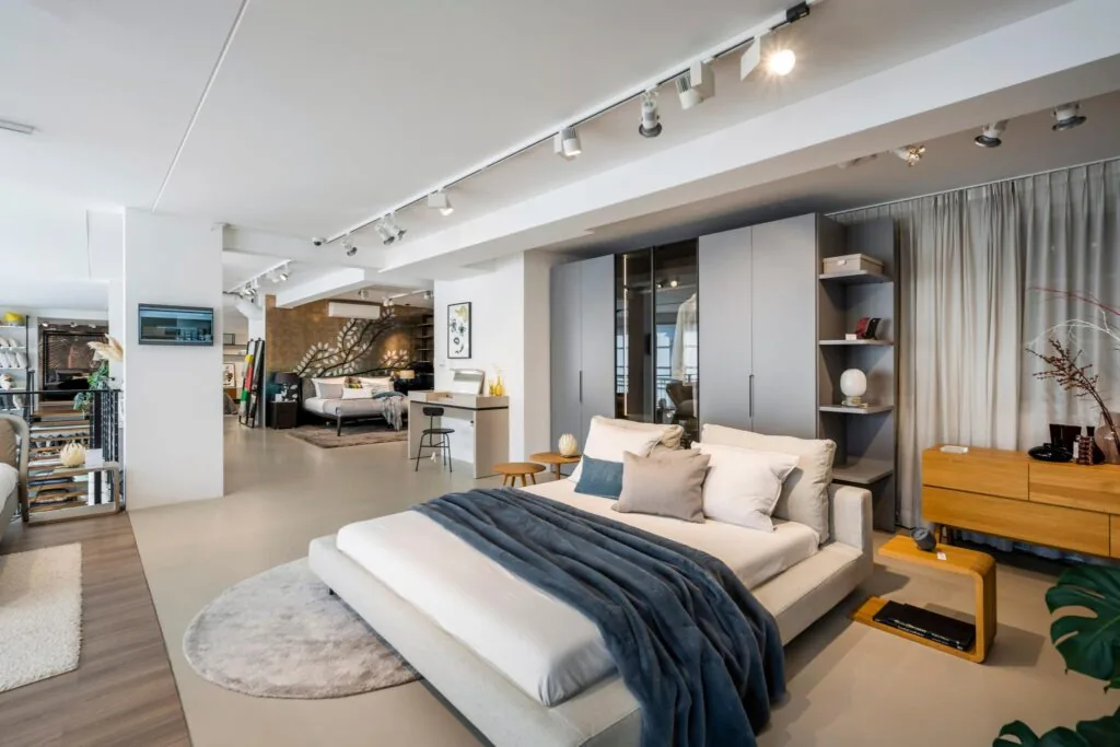 Modern ingerichte slaapkamer in een stijlvolle showroom aan de Oostelijke Handelskade.